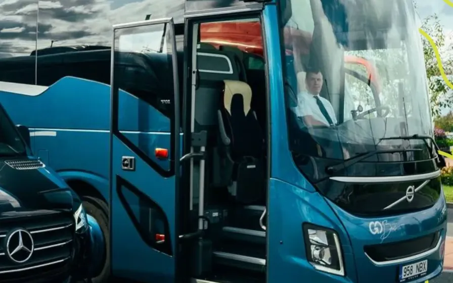 Sinine buss avatud uksega
