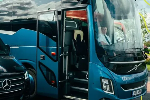 Sinine buss avatud uksega