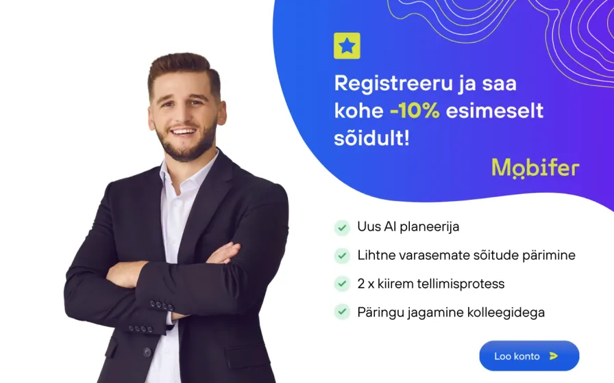 Naeratav mees seisab käed rinnal