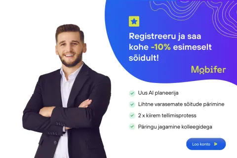 Naeratav mees seisab käed rinnal
