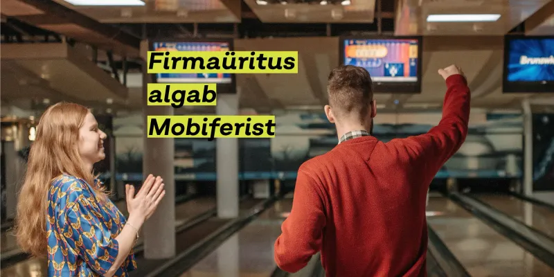 Kolleegid firmaüritusel keeglit mängimas