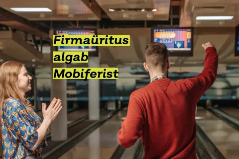 Kolleegid firmaüritusel keeglit mängimas