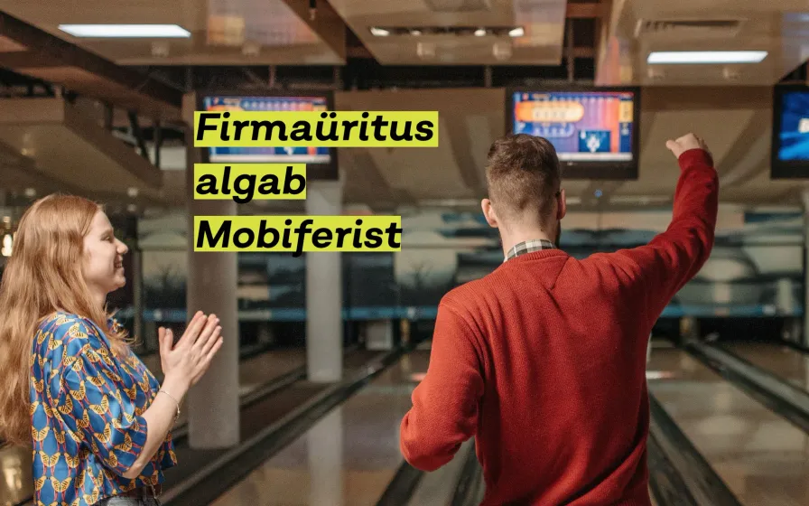 Kolleegid firmaüritusel keeglit mängimas